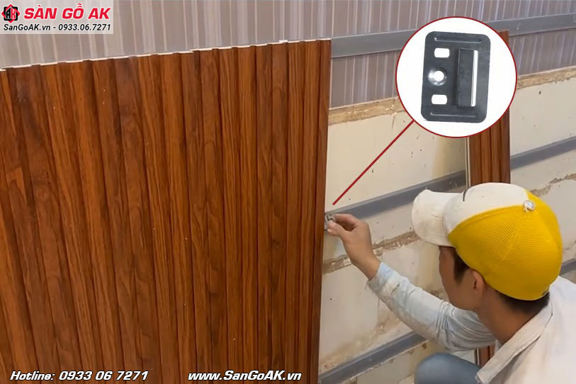 Dán keo và sử dụng con ke cố định tấm lam sóng lên tường