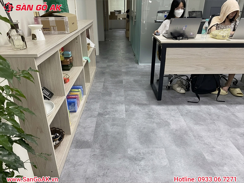 Sàn Nhựa Hèm Khóa Giả Bê Tông Cho Công Ty Phong Cách Chuyên Nghiệp
