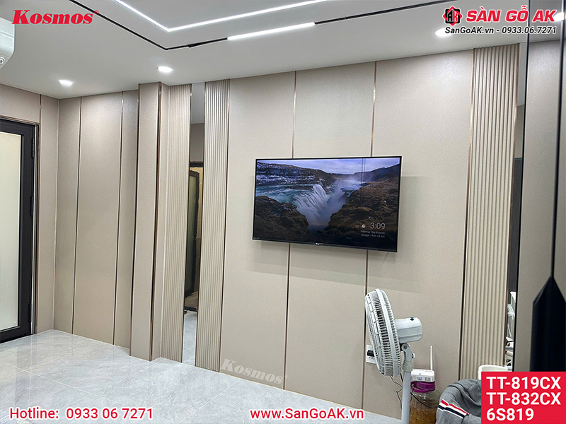 Tấm than the và lam sóng cùng màu vân vải vàng kem ốp vách tivi