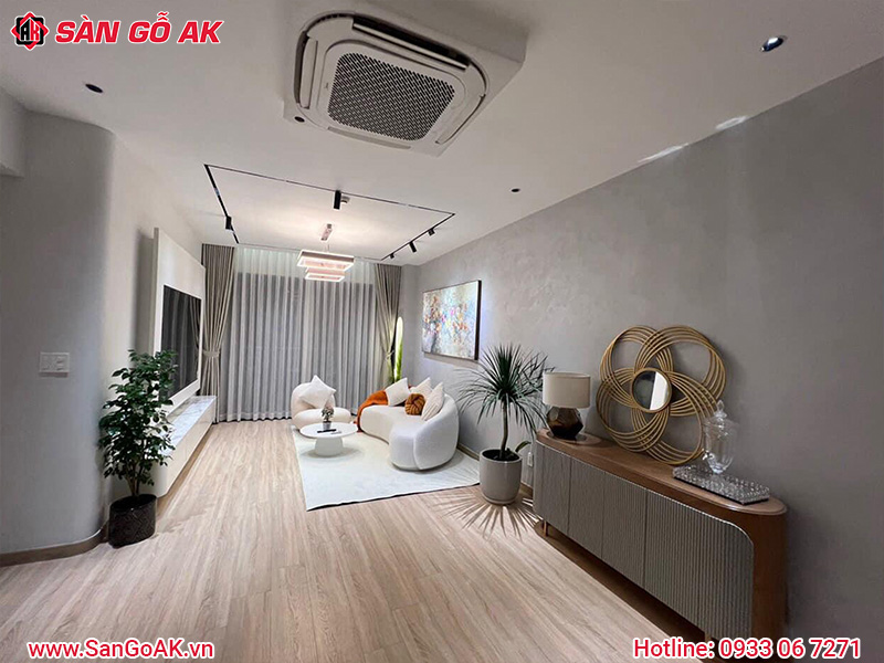 Không Gian Tiếp Khách Tinh Tế Với Sàn Gỗ Công Nghiệp