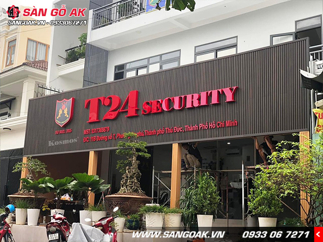 Bảng hiệu sẽ đặc biệt nổi bật giữa không gian ngoài trời với tấm ốp gỗ nhựa