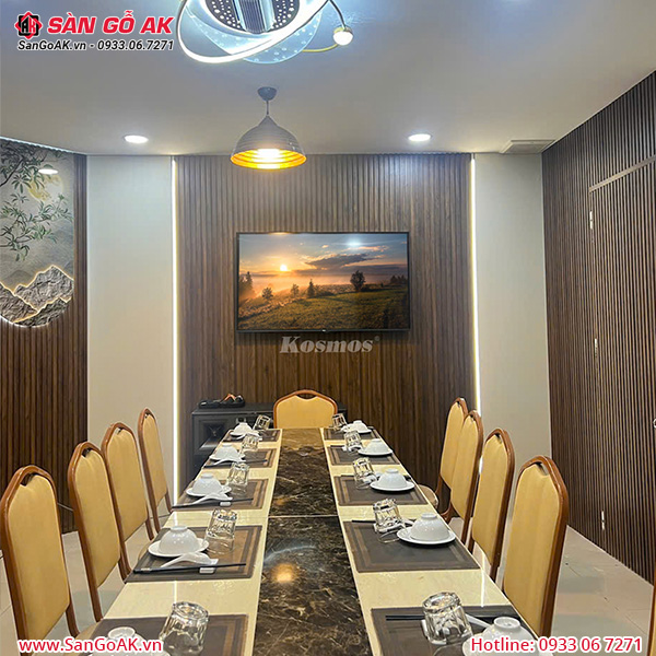 Lam sóng than tre vân gỗ nâu trang trí nhà hàng sang trọng