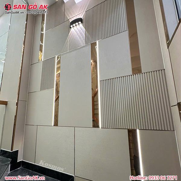 Trang trí vách cầu thang với tấm ốp than tre và lam sóng vân vải