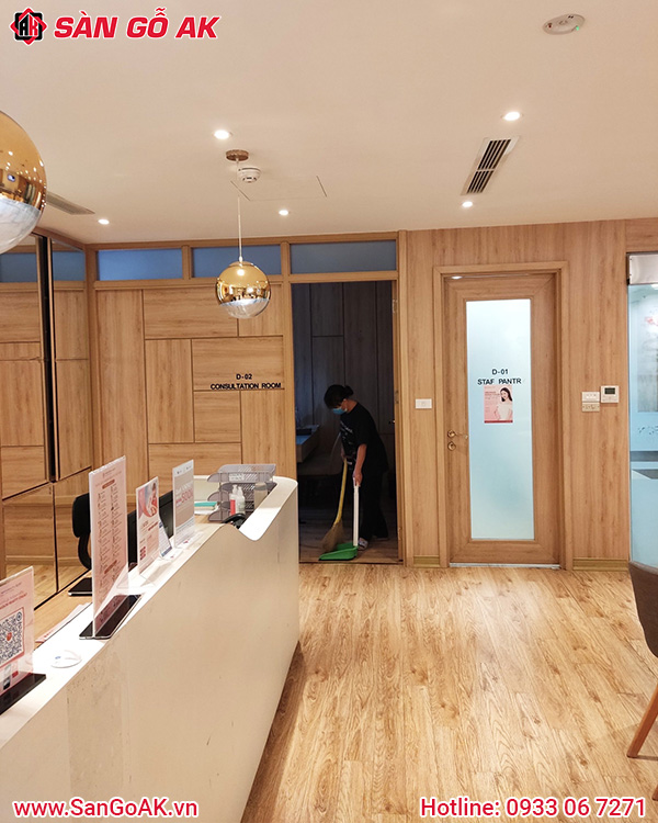 Thi Công Sàn Gỗ Công Nghiệp Cho Cửa Hàng Dễ Lau Chùi
