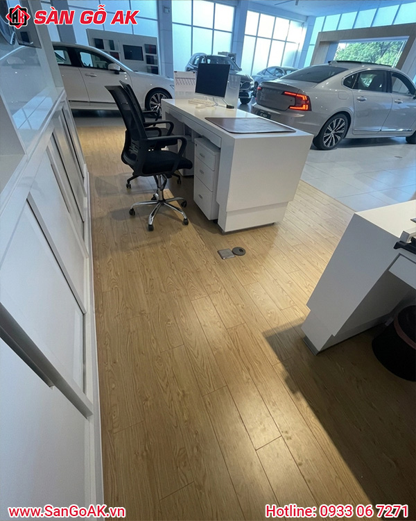Trang Trí Showroom Bằng Sàn Gỗ Công Nghiệp