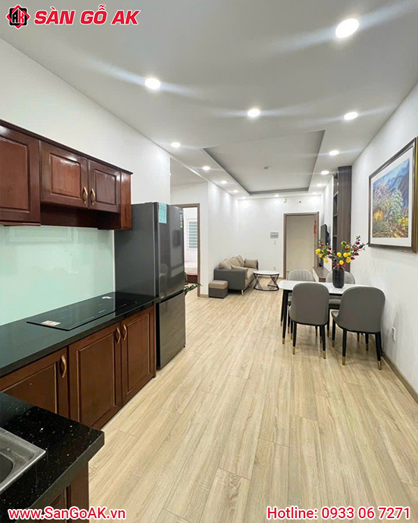 Sàn Gỗ Công Nghiệp Vân Gỗ Tự Nhiên Phối Hợp Với Tủ Bếp