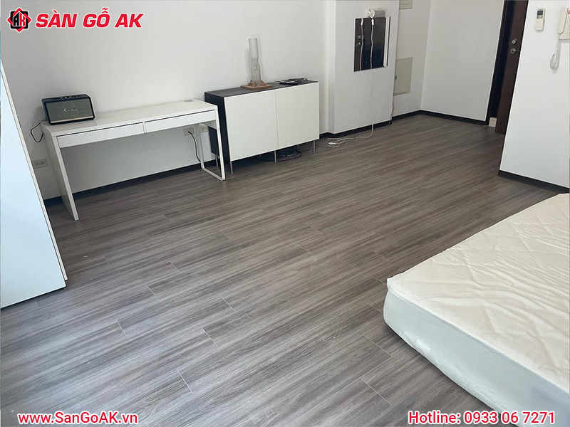 Không Gian Riêng Tư Tinh Tế Với Sàn Gỗ Công Nghiệp