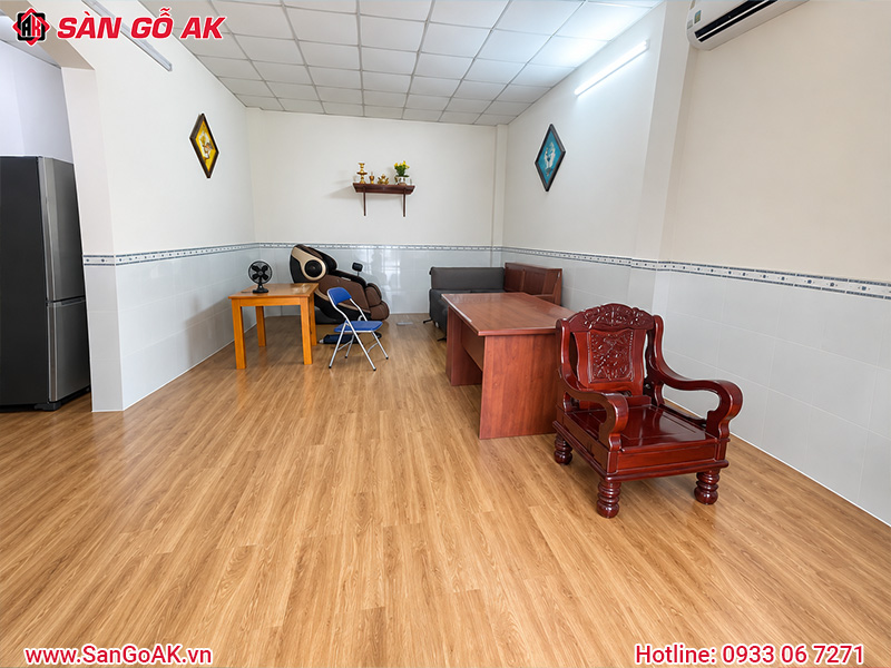 Thi Công Sàn Nhựa Dán Keo Giả Gỗ Cho Phòng Khách Trọn Gói
