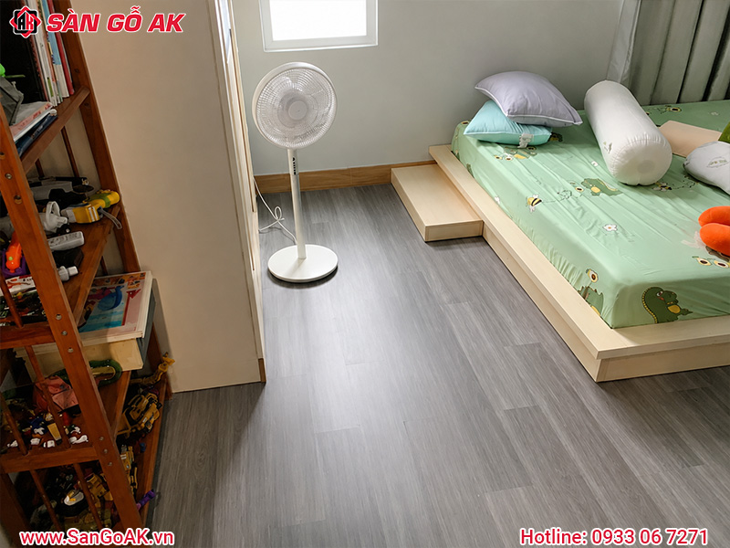 Thi Công Sàn Nhựa Dán Keo Giả Gỗ Cho Phòng Ngủ Trọn Gói
