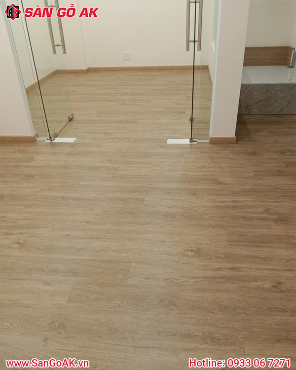 Sàn Nhựa Hèm Khóa Vân Gỗ Tạo Điểm Nhấn Cho Công Ty Hiện Đại