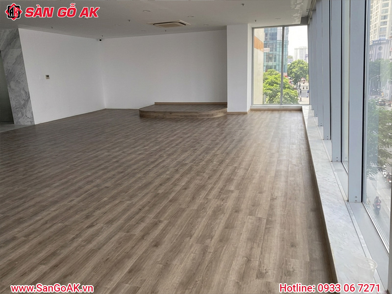 Thi Công Trọn Gói Sàn Nhựa Hèm Khóa Cho Doanh Nghiệp