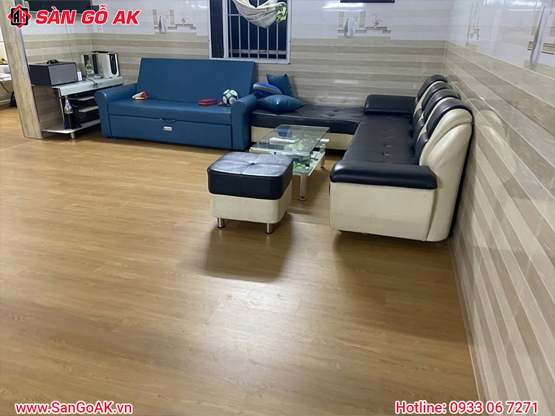 Sàn Nhựa Hèm Khóa Vân Gỗ Tự Nhiên Cho Phòng Khách