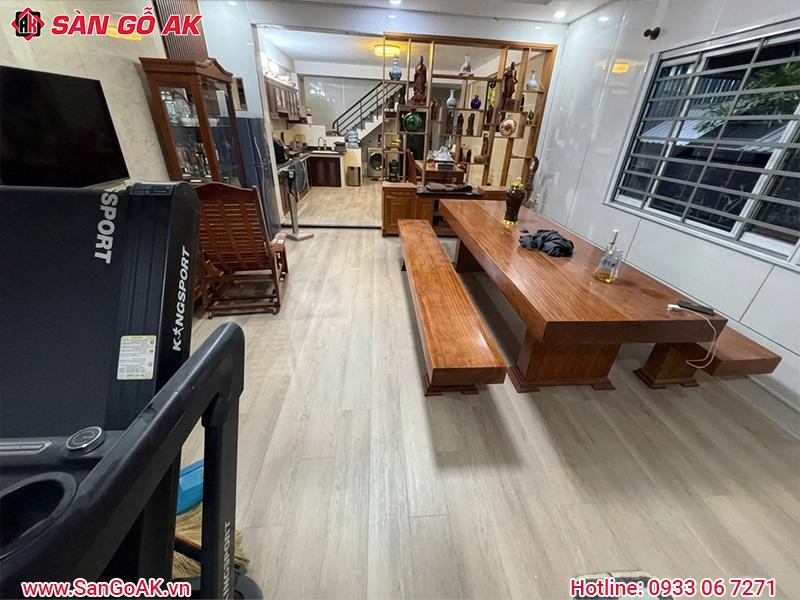 Hoàn Thiện Phòng Khách Với Sàn Nhựa Hèm Khóa Giả Gỗ