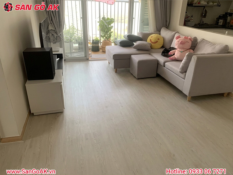 Lót Sàn Nhựa Hèm Khóa Giả Gỗ Cho Phòng Khách Hiện Đại