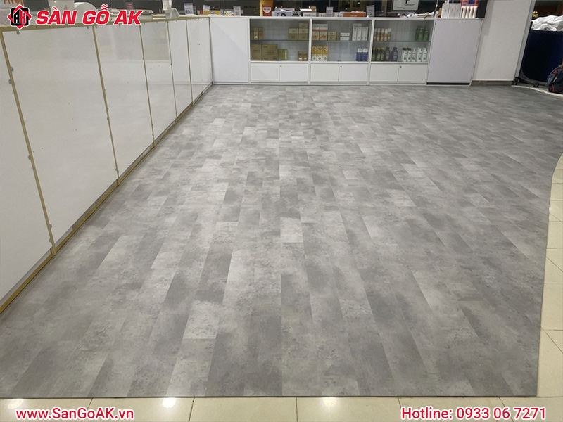 Tạo Điểm Nhấn Khu Vực Trưng Bày Với Sàn Nhựa Hèm Khóa