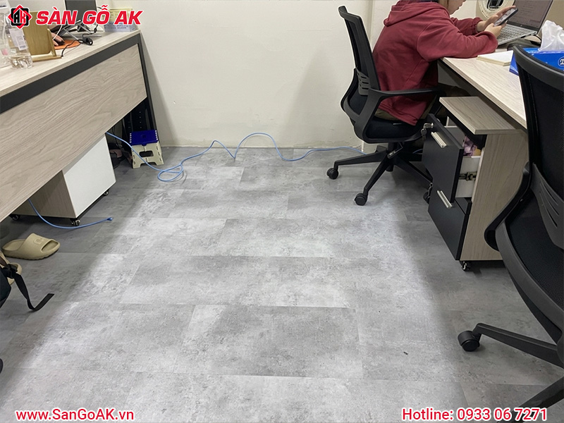 Sàn Nhựa Hèm Khóa Giả Bê Tông Cho Công Ty Phong Cách Chuyên Nghiệp