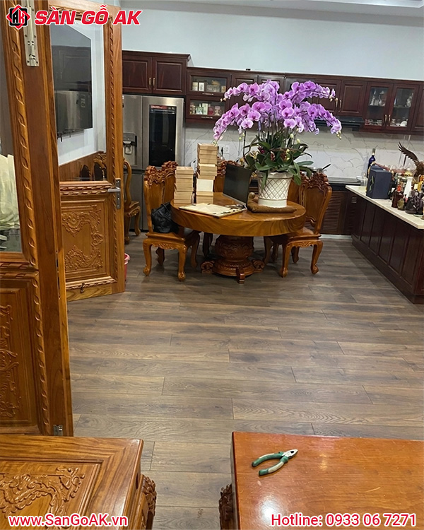 Phòng Bếp Ấm Cúng Với Sàn Gỗ Công Nghiệp