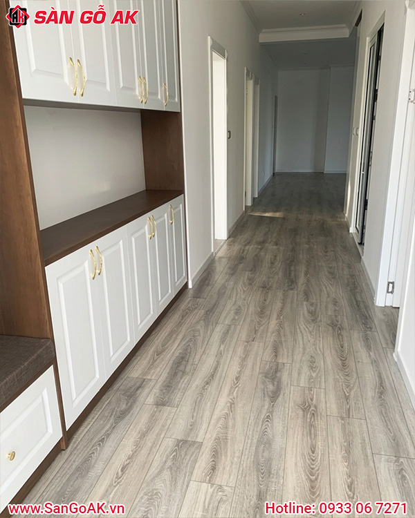 Lót Sàn Gỗ Công Nghiệp Cho Phòng Bếp Nhà Phố