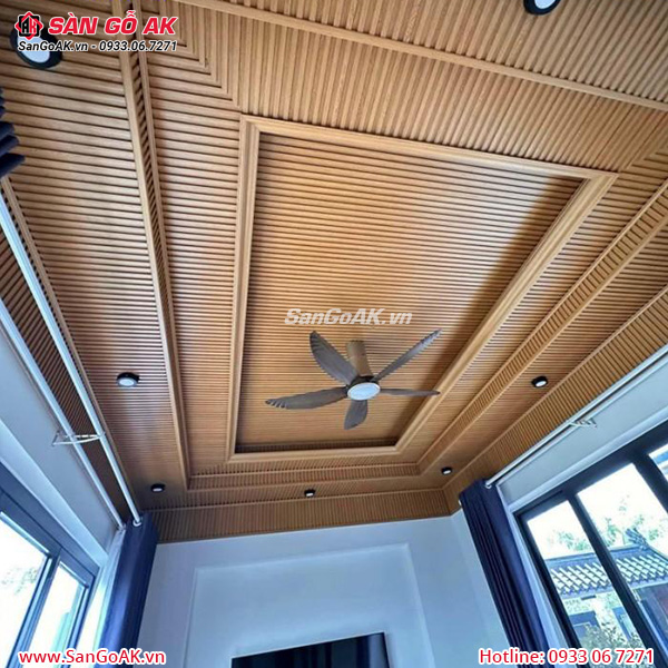 Ốp trần giật cấp sang trọng cho phòng khách với lam 5 sóng