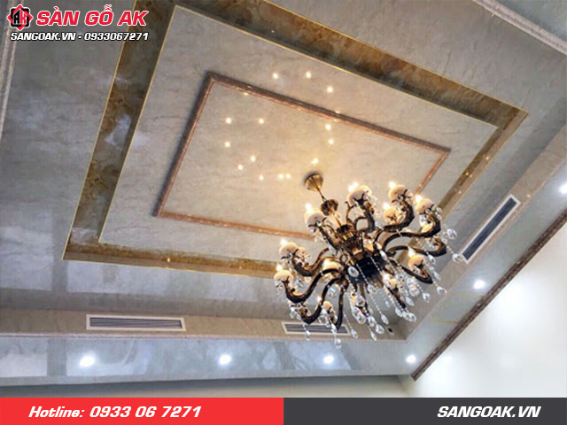 Có thể sử dụng tấm PVC vân đá để ốp trần kết hợp với đèn chùm trang trí