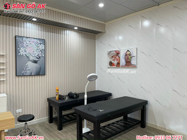 Ốp tường sang trọng cho cửa hàng spa với lam sóng màu trắng ngà