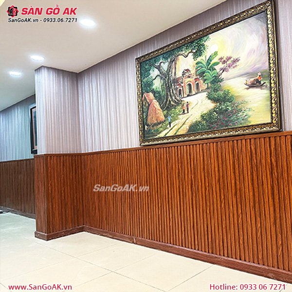 Trang trí tường nhà sang trọng với lam 3 sóng vân gỗ nâu vàng