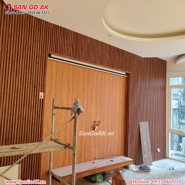 Trang trí vách tivi phòng khách sang trọng và ấn tượng với lam sóng đỏ cam