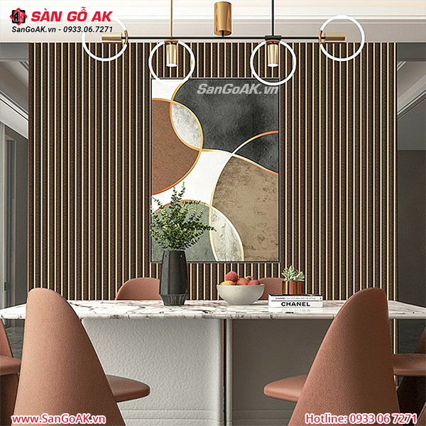 Ốp tường phòng khách sang trọng với lam sóng sọc màu nâu