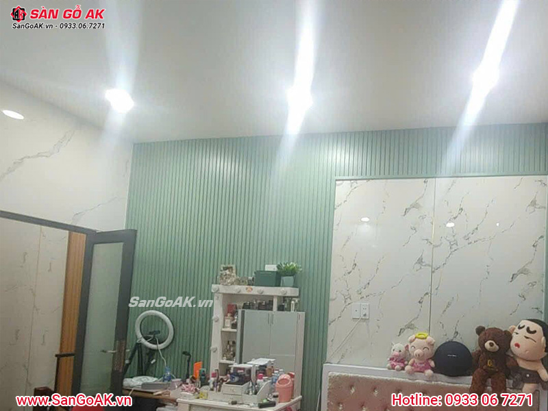 Kết hợp lam sóng đơn sắc với tấm pvc vân đá để ốp tường nội thất