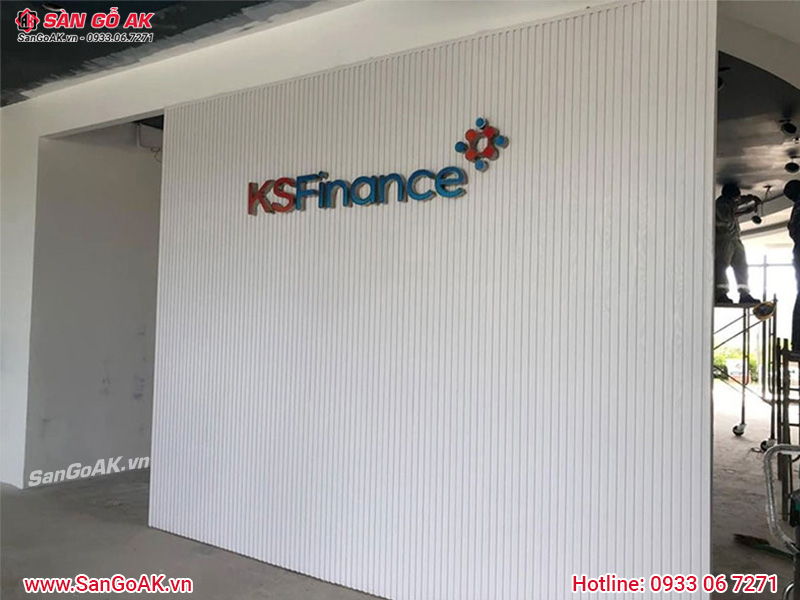 Lam sóng màu trắng nổi bật thích hợp ốp vách văn phòng công ty