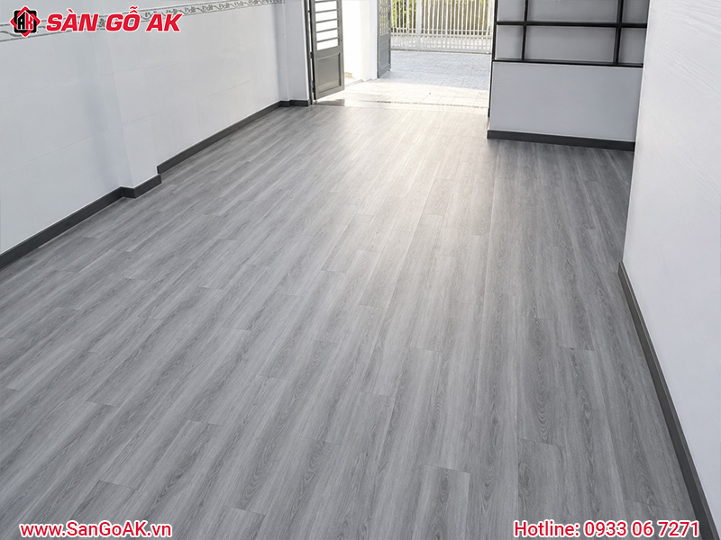 Hoàn Thiện Phòng Khách Căn Hộ Với Sàn Nhựa Dán Keo Giả Gỗ