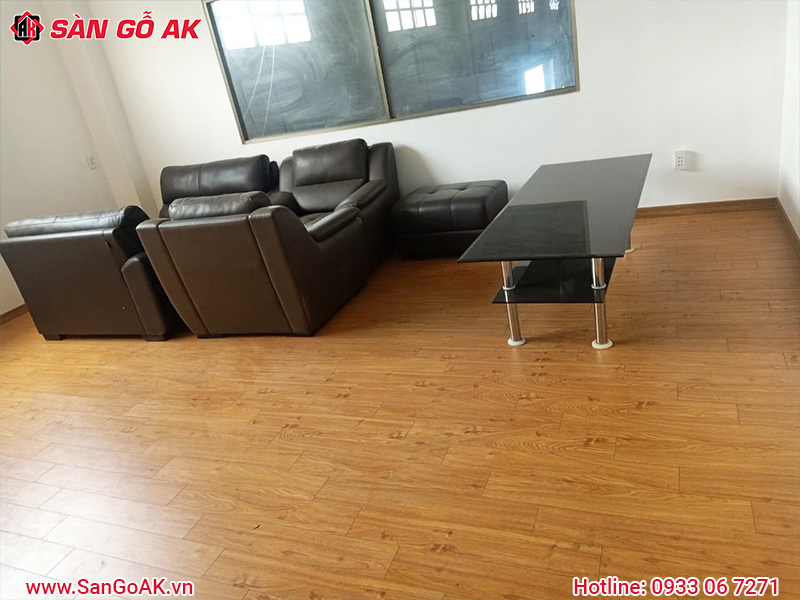 Phòng Khách Ấm Cúng Với Sàn Gỗ Công Nghiệp Giả Gỗ