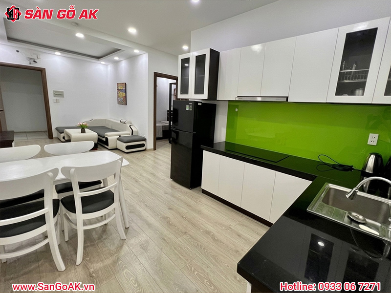 Phòng Bếp Hiện Đại Với Sàn Gỗ Công Nghiệp Vân Gỗ