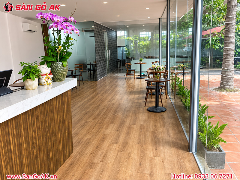 Sàn nhựa dán keo giả gỗ cho quán cà phê tại Tây Ninh
