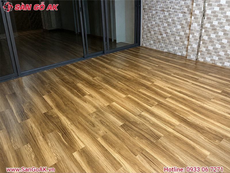 Tạo Điểm Nhấn Phòng Khách Với Sàn Nhựa Dán Keo Giả Gỗ Sang Trọng