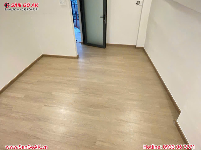 Sàn nhựa dán keo màu gỗ sồi cho căn hộ tại TPHCM