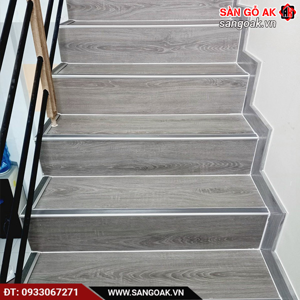 Sàn nhựa Kosmos N1689 có thể dùng lót sàn hoặc ốp cầu thang