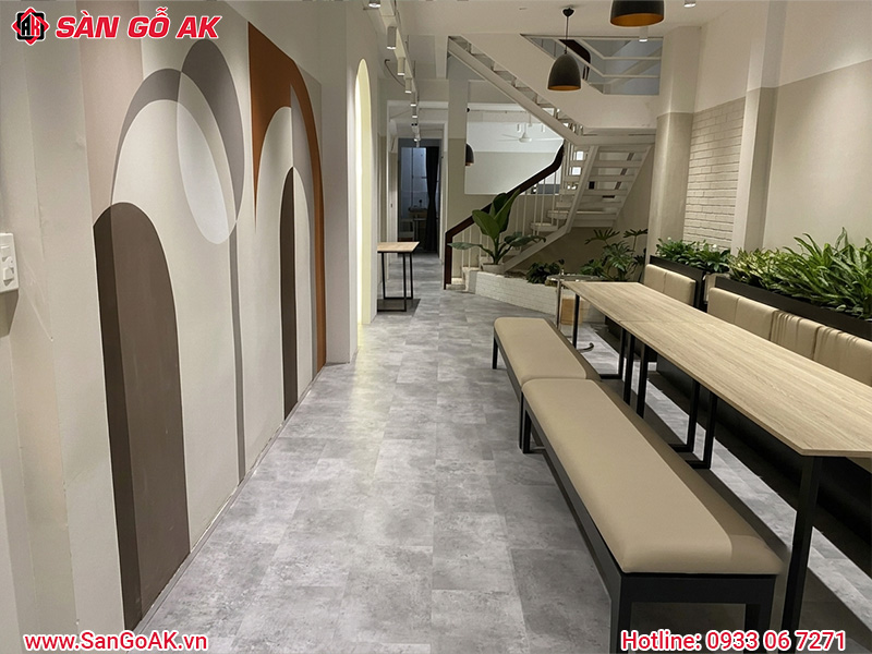 Sàn Nhựa Hèm Khóa Vân Gỗ Tạo Điểm Nhấn Cho Công Ty Hiện Đại