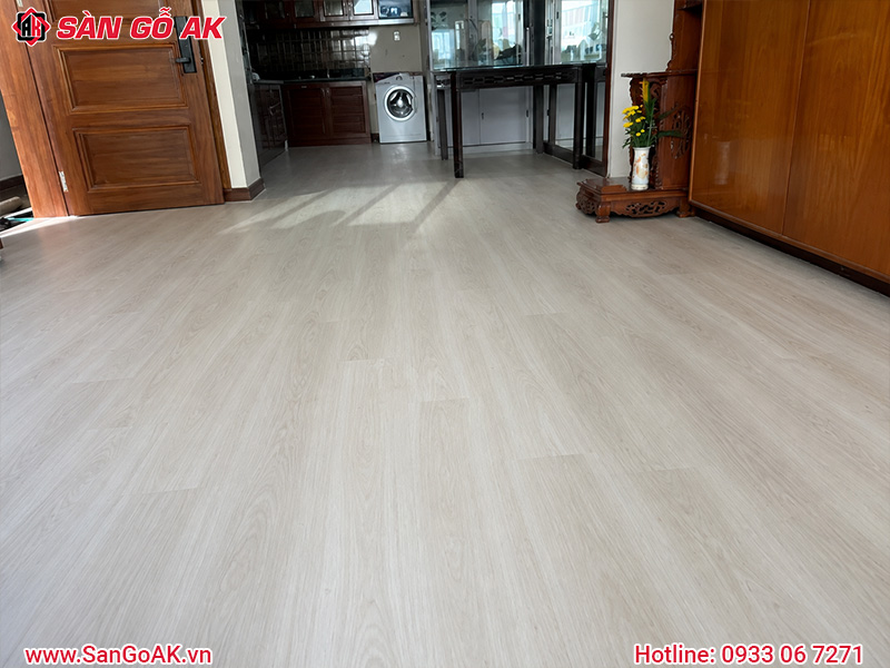 Cải Tạo Sàn Căn Hộ Cũ Với Sàn Nhựa Hèm Khóa Giả Gỗ