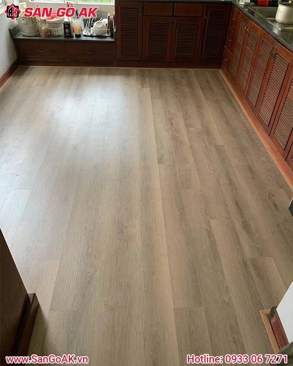 Lót Sàn Nhựa Hèm Khóa Giả Gỗ Cho Phòng Bếp Hiện Đại