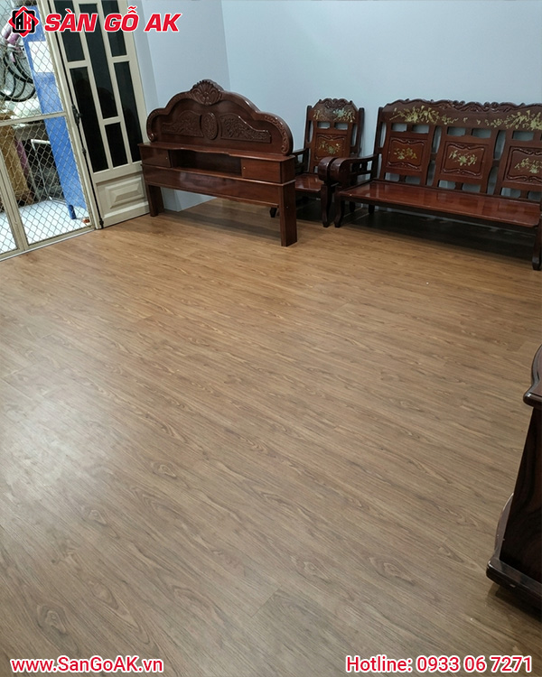 Sàn Nhựa Hèm Khóa Giả Gỗ Đẹp Cho Phòng Khách