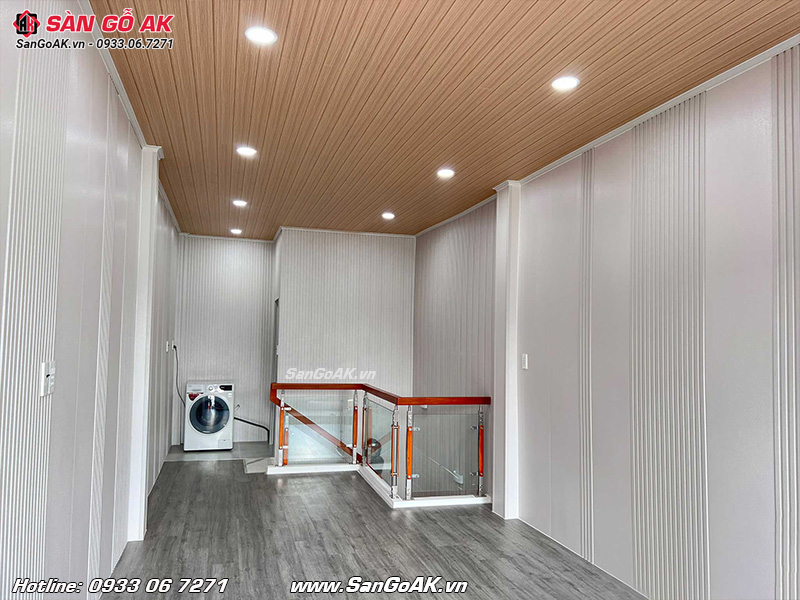 Ốp trần vân gỗ ấn tượng với tấm ốp Nano bản nhỏ