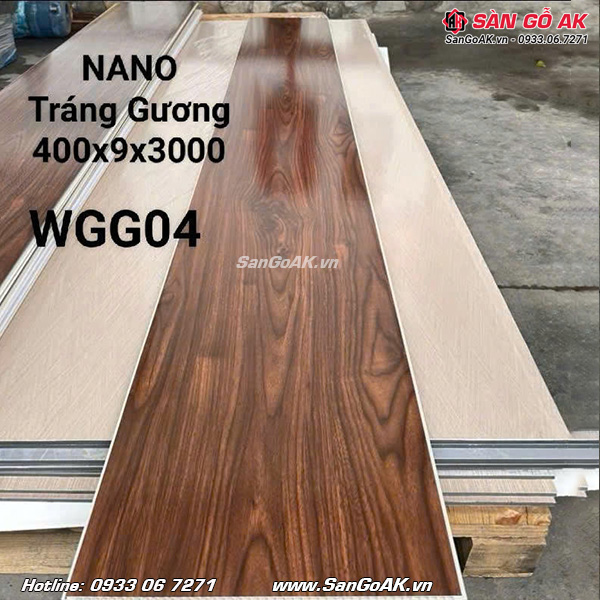 Tấm ốp Nano WGG04 có bề mặt vân gỗ màu nâu và lớp tráng gương siêu bóng
