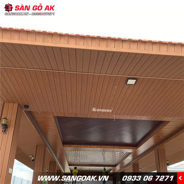 Ốp trần mái hiên tạo điểm nhấn bằng tấm ốp gỗ nhựa