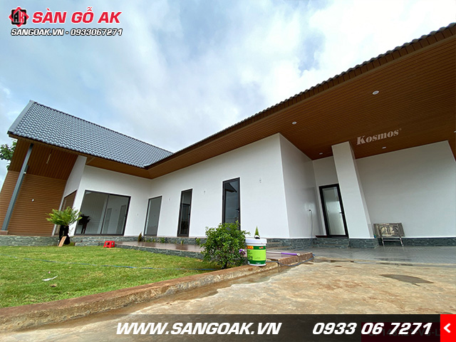 Gỗ nhựa Kosmos thích hợp trang trí ngoại thất vì chịu được thời tiết nóng ẩm của Việt Nam