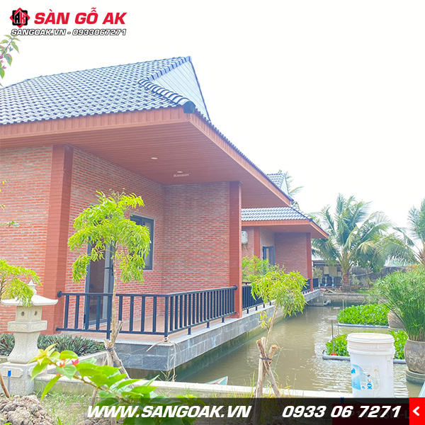 Tấm ốp gỗ nhựa dùng để ốp trần trang trí khu vực mái hiên