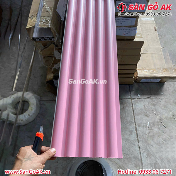 Lam sóng tròn màu hồng có trọng lượng nhẹ, dễ thi công