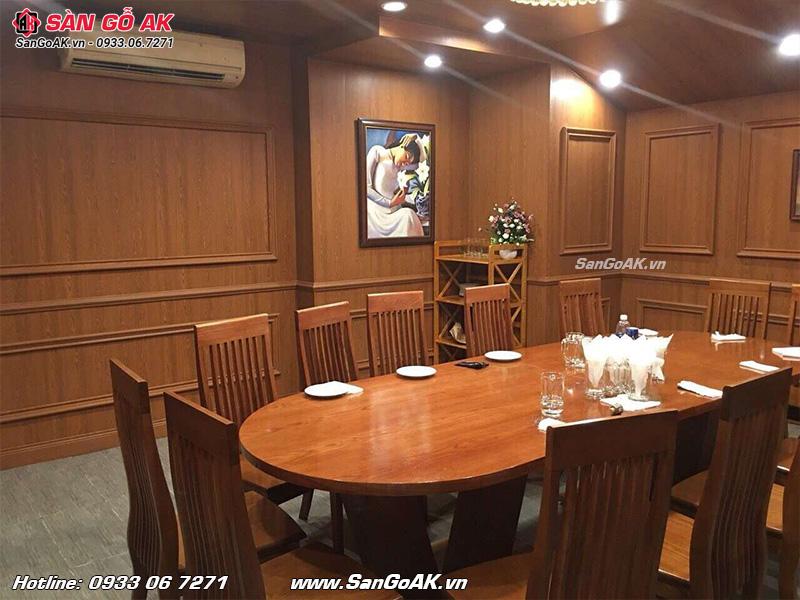 Trang trí nhà hàng sang trọng hơn với ốp Nano vân gỗ