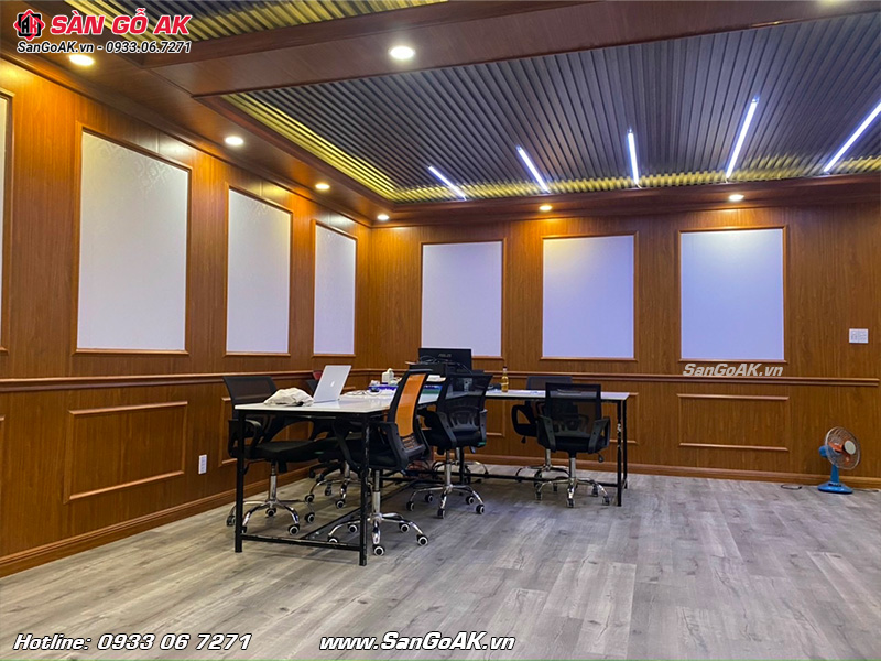 Tấm ốp Nano vân gỗ chống mối mọt tốt thích họp cho văn phòng làm việc