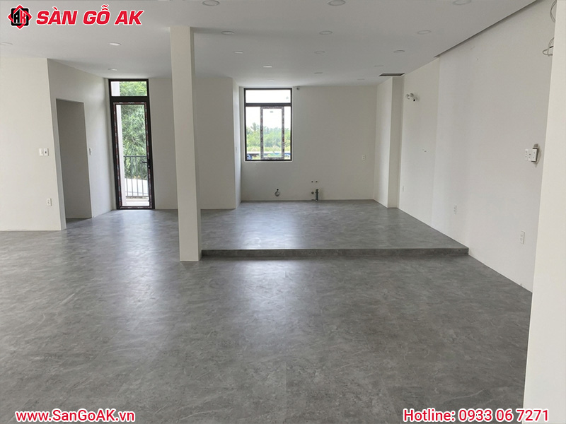 Tạo Điểm Nhấn Khu Vực Trưng Bày Với Sàn Nhựa Hèm Khóa